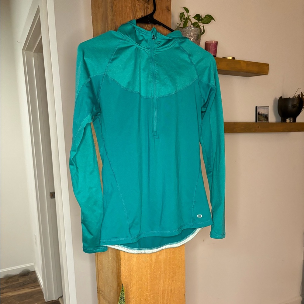 Women’s hooded activewear pullovers